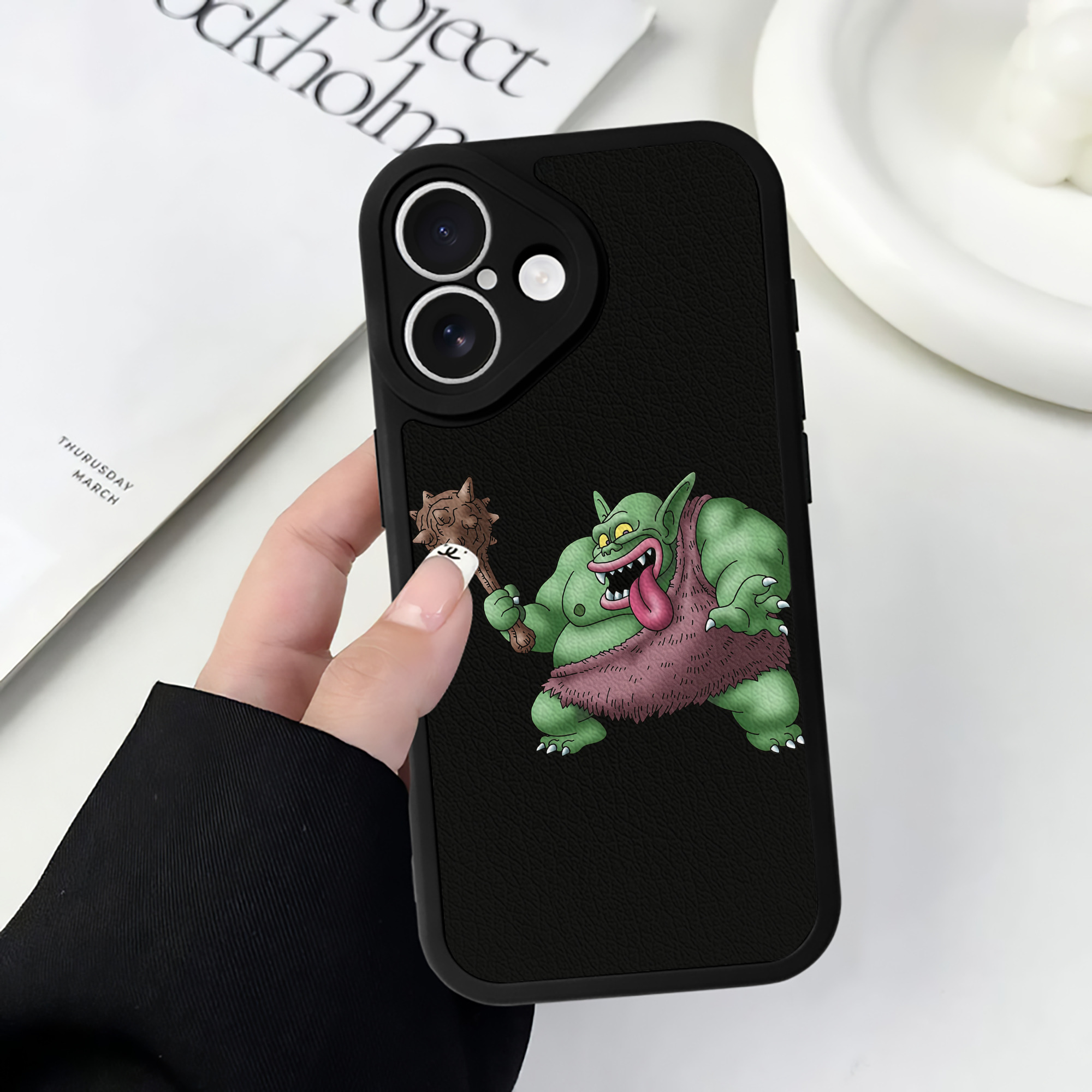 （画像用） ドラゴンクエスト Doragon Kuesuto Dragon Quest 【iPhone 16シリーズ対応】シリコンスマホケース（レザー調） 材質：シリコン